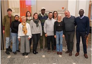 Der Antidiskriminierungsstelle-Beirat: (v.l.n.r.) Madu Madelaine Alber, Simona Singh, Angelika Stampfl, Andrea Birrer, Julia Fink, Bassamba Diaby, Sofian Foughali, Veronika Meyer, Priska Garbin, Erjon Zeqo, Mamadou Gaye.
