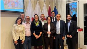 Volksanwältin Meyer (4. v.l.) bei der Vorstellung des INTERREG-Projekts Fit4Co CBO in der Gemeinsamen Vertretung der Euregio Tirol-Südtirol-Trentino (Foto: Volksanwaltschaft)