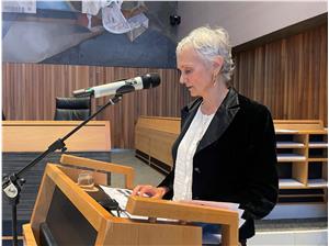 Priska Garbin, Verantwortliche der Antidiskriminierungsstelle, bei der Anhörung im Landtag (Foto: Südtiroler Landtag/GNews)