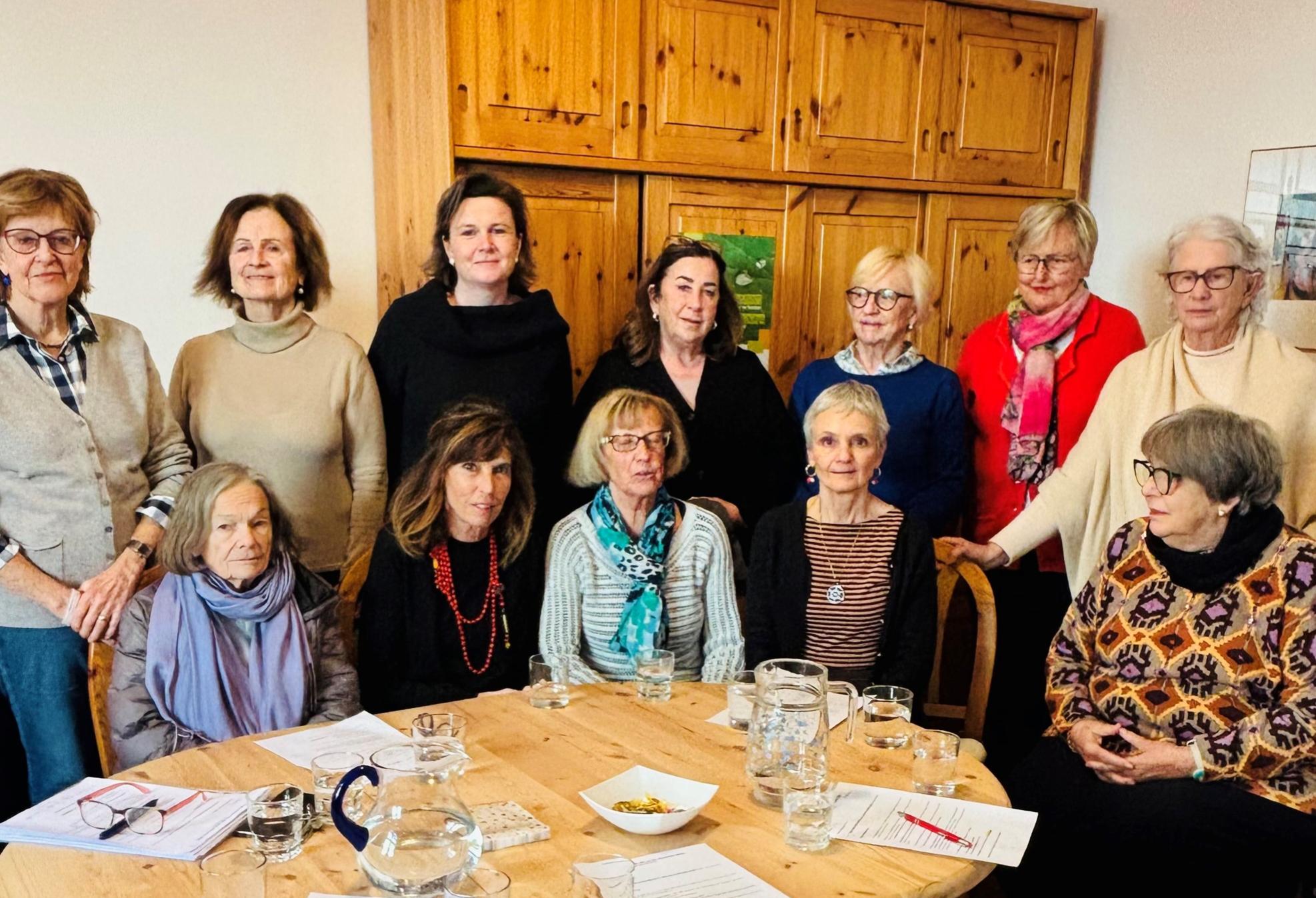 Priska Garbin mit den Vertreterinnen des Vereins "Frauen helfen Frauen".