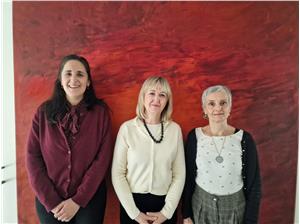 Confronto su temi sociali tra (da sx) la Difensora civica Veronika Meyer, la direttrice della Caritas Beatrix Mairhofer e la responsabile del Centro di tutela c8ontro le discriminazioni Priska Garbin. (Foto: Difesa civica)