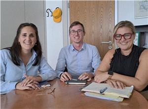 La Difensora civica Veronika Meyer (sx.) e il suo collaboratore Matthias Plazza all'incontro con la direttrice dell’Ufficio Assistenza scolastica, Nicol Mastella. (Foto: Difesa civica)
