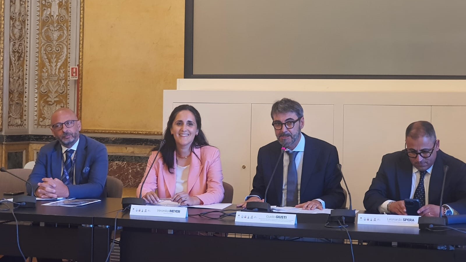 von li.: Daniele Solli, Rechtsanwalt in Palermo, Südtirols Volksanwältin Veronika Meyer, Guido Giusti, Volksanwalt der Emilia-Romagna und Vizepräsident der nationalen Koordinierung, sowie Leonardo Spera, Vizepräsident ANCI Sizilien.