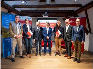 Matthias Fink (Euregio-Generalsekretär), Maria Pflanzner-Stockl, Volksanwalt Sandro Raimondi, Landesrat Hubert Messner, Volksanwältin Veronika Meyer, Birger Rudisch und Günther Sommia. (Foto: LPA/Fabio Brucculeri)