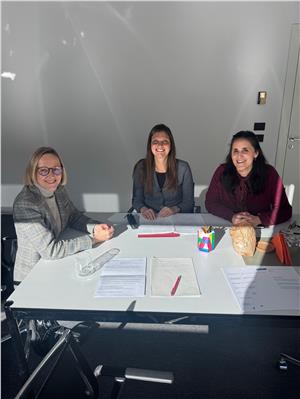(da sx) L’ass. Magdalena Amhof, la collaboratrice della Difesa civica Nathalie Peri e la Difensora civica Veronika Meyer. (Foto: Difesa civica)