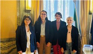 Kamen zu einem ersten institutionellen Treffen im Herzogspalast in Bozen zusammen (v.l.): Alessandra Orlandi, Veronika Meyer, Maddalena Travaglini und Priska Garbin. (Foto: Volksanwaltschaft)