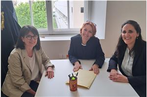 Scambio informativo sulle misure amministrative e la relativa trasparenza (da sx): la collaboratrice della Difesa civica Orlandi, la responsabile dell’Avvocatura della Provincia Roilo e la Difensora civica Meyer. (Foto: Difesa civica)