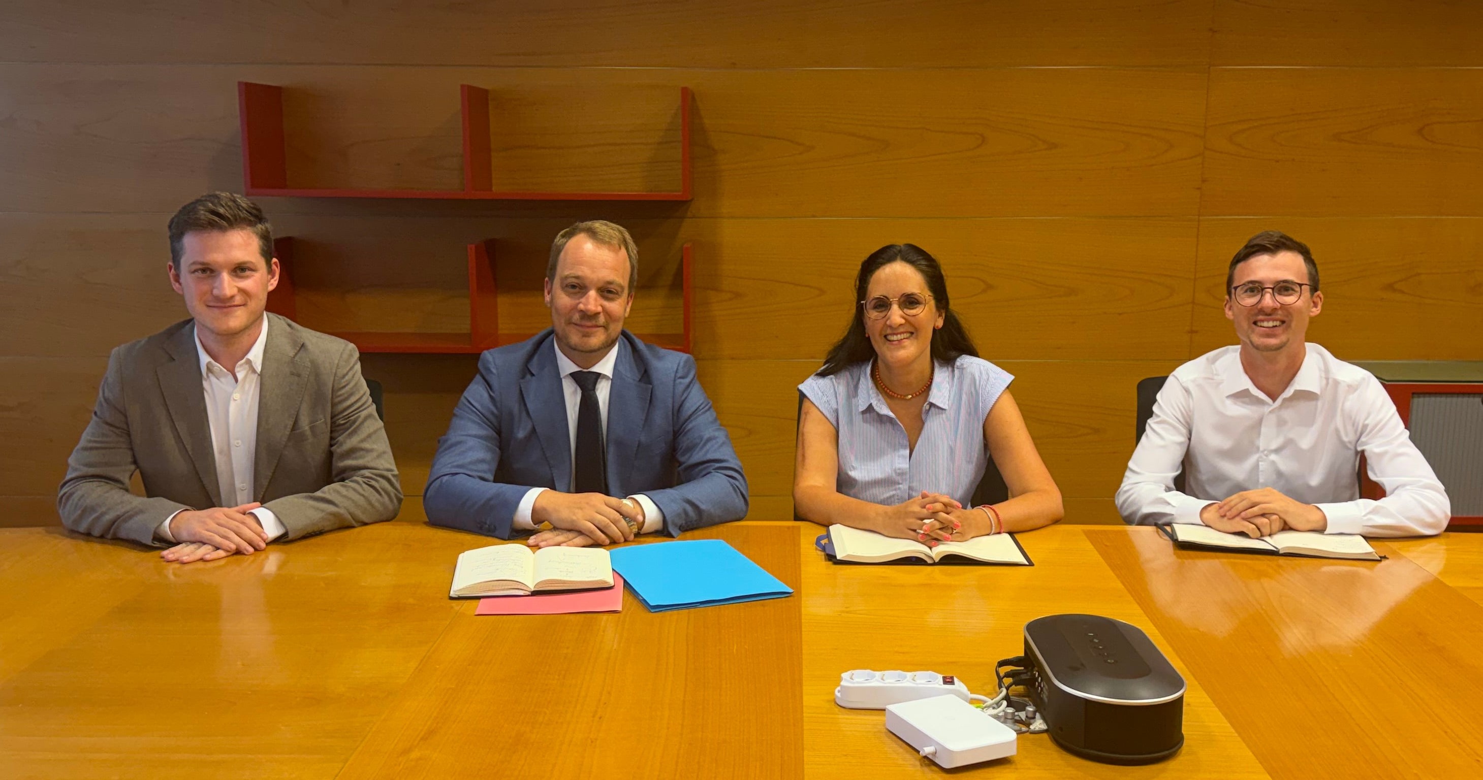 (da sx) I vertici dell’Associazione dei Comuni, Wallnöfer e Ploner, con la Difensora civica Meyer e il suo collaboratore Plazza. (Foto: Associazione dei Comuni)
