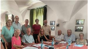 	Vera Tronti Harpf, Verantwortliche für den Bereich Seniorinnen und Senioren in der Volksanwaltschaft (sitzend, 3. v. li.), referierte beim Seniorenclub Brixen. (Foto: Seniorenclub Brixen)